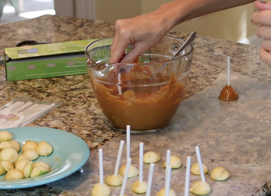 Video: How To Make Mini Carmel Apples